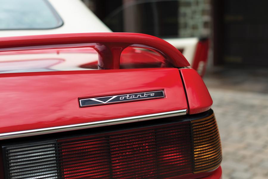 Логотип Aston Martin Virage Volante 1993 года  (NA) (фото 41 из 63)